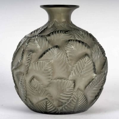 1926 René Lalique – Vase Ormeaux Verre Gris Patiné Blanc 1926 René Lalique – Vase Ormeaux Verre Gris Patiné Blanc