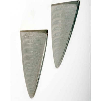 1924 René Lalique – Paire d’Appliques Fougères Verre Blanc Patiné Bleu 1924 René Lalique – Paire d’Appliques Fougères Verre Blanc Patiné Bleu