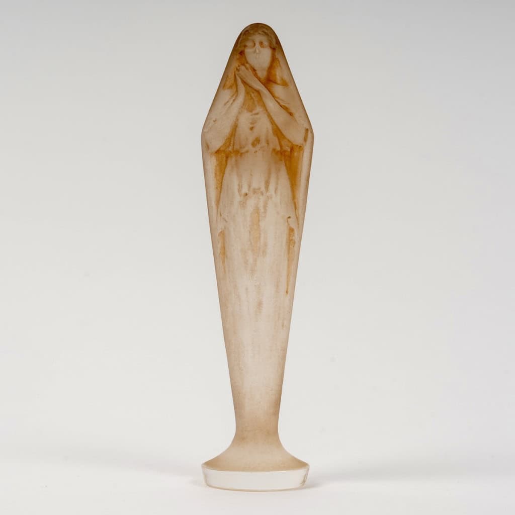 1920 René Lalique – Cachet Figurine Mains Jointes Verre Blanc Patiné Sépia 3