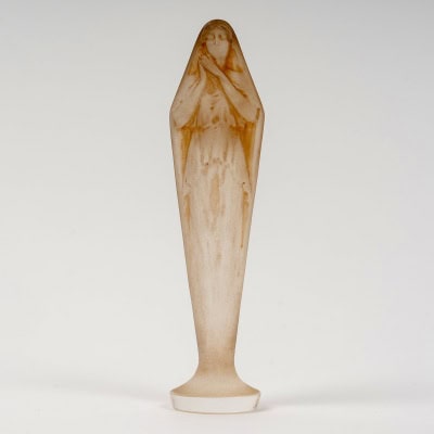 1920 René Lalique – Cachet Figurine Mains Jointes Verre Blanc Patiné Sépia