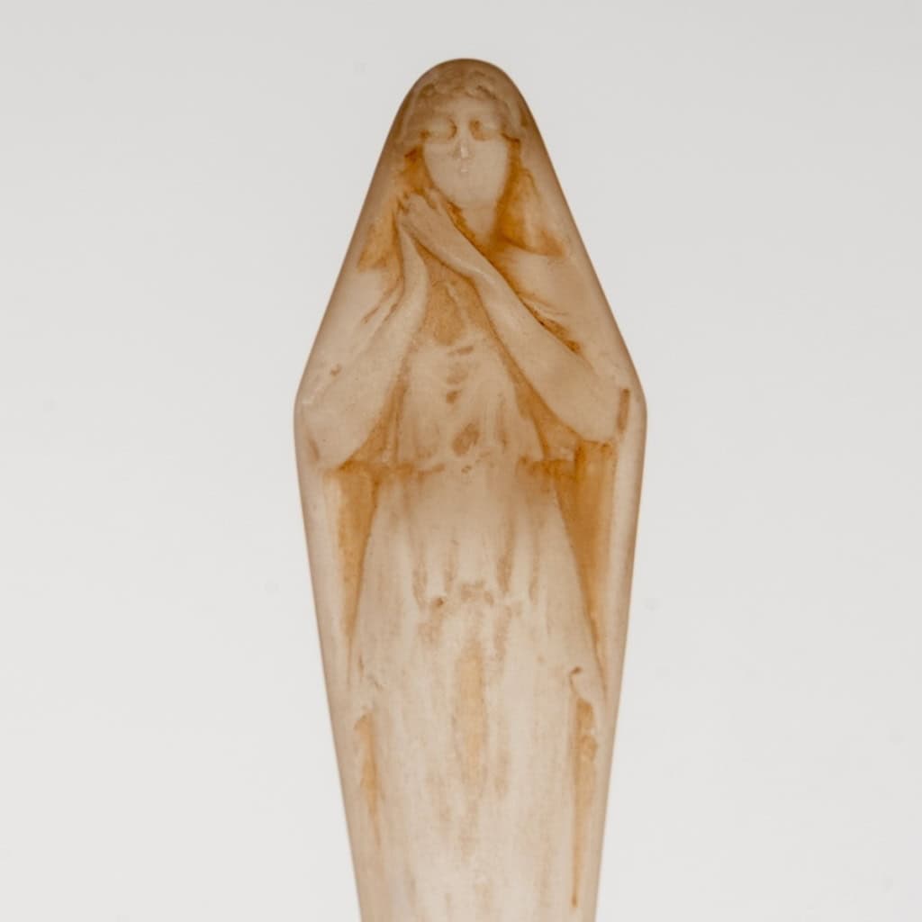 1920 René Lalique – Cachet Figurine Mains Jointes Verre Blanc Patiné Sépia 6