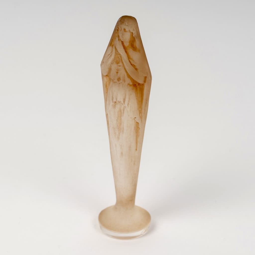 1920 René Lalique – Cachet Figurine Mains Jointes Verre Blanc Patiné Sépia 4