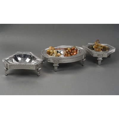 BOIN TABURET – CENTRE DE TABLE EN TROIS PARTIES ARGENT MASSIF FIN XIXe BOIN TABURET – CENTRE DE TABLE EN TROIS PARTIES ARGENT MASSIF FIN XIXe