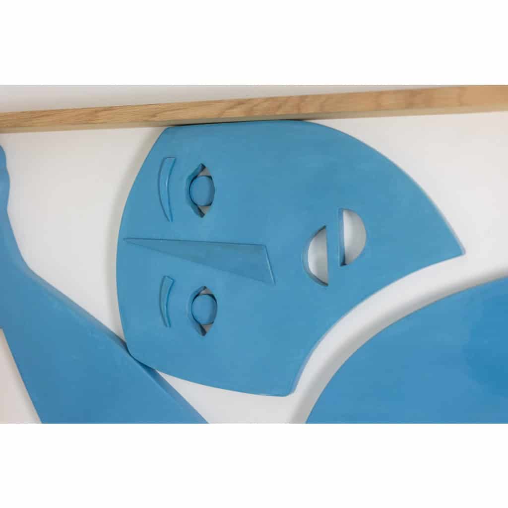 Bas-relief en bois laqué bleu. Travail contemporain d’artiste français 4