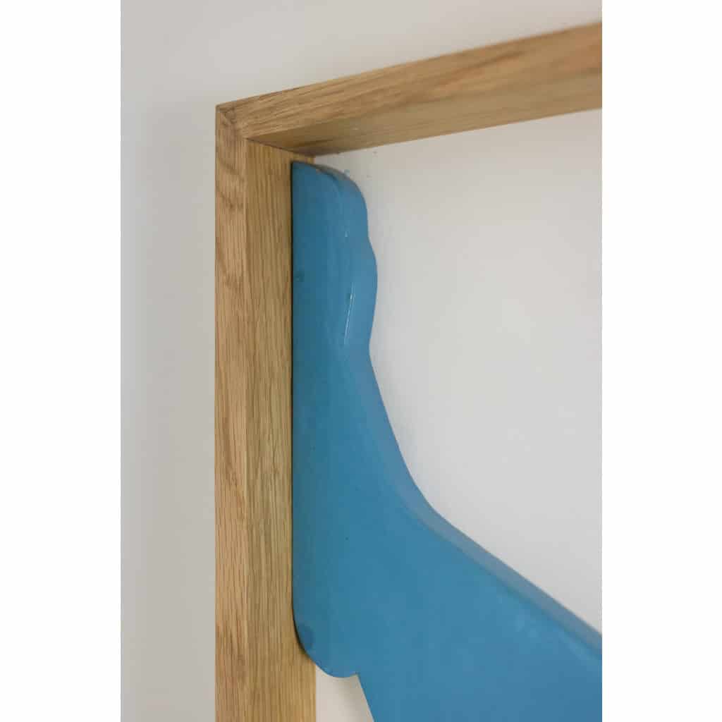 Bas-relief en bois laqué bleu. Travail contemporain d’artiste français 7