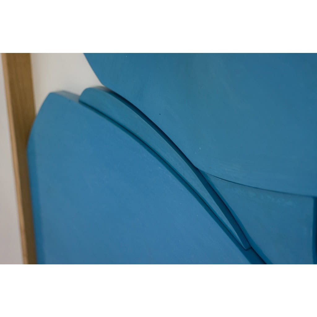 Bas-relief en bois laqué bleu. Travail contemporain d’artiste français 8