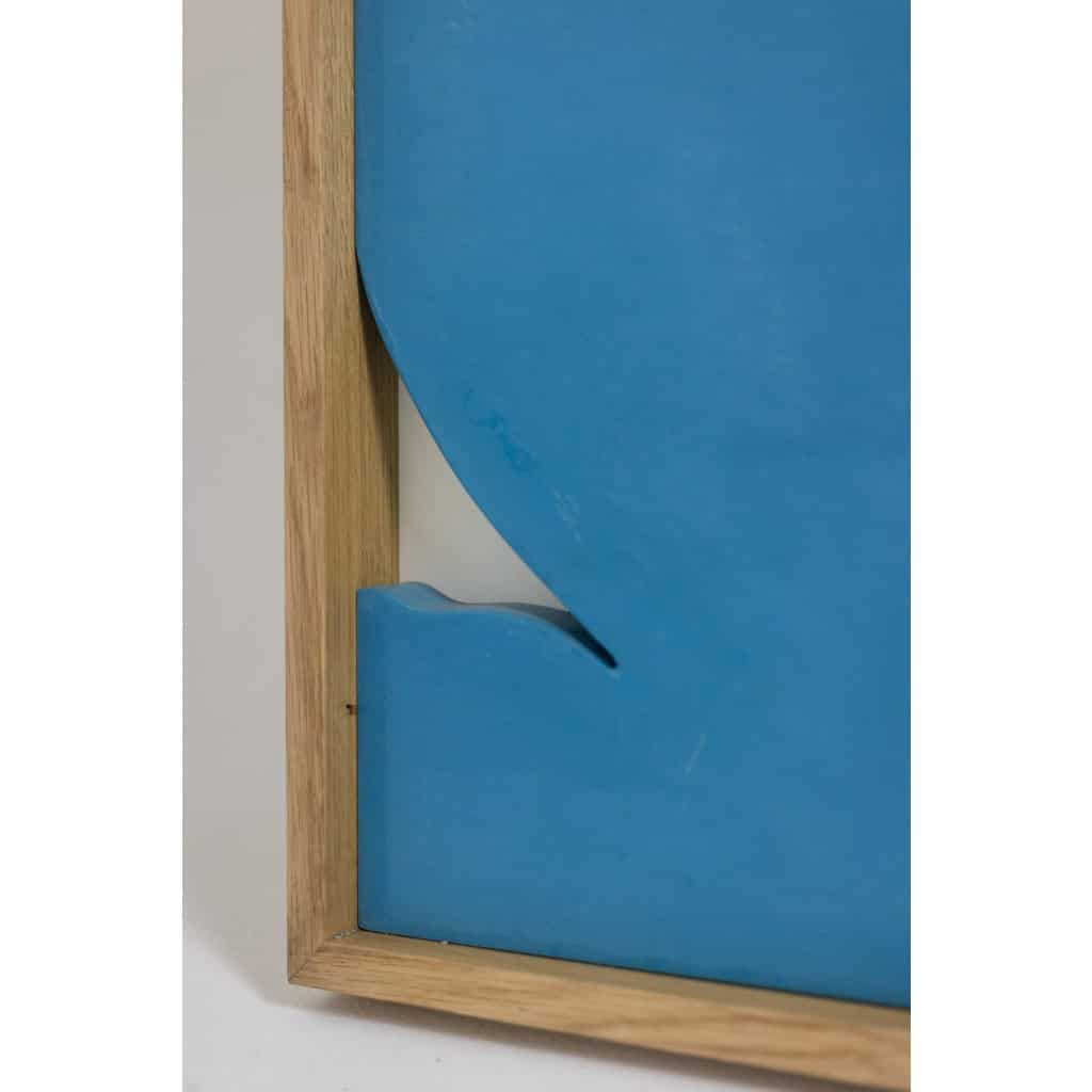 Bas-relief en bois laqué bleu. Travail contemporain d’artiste français 9