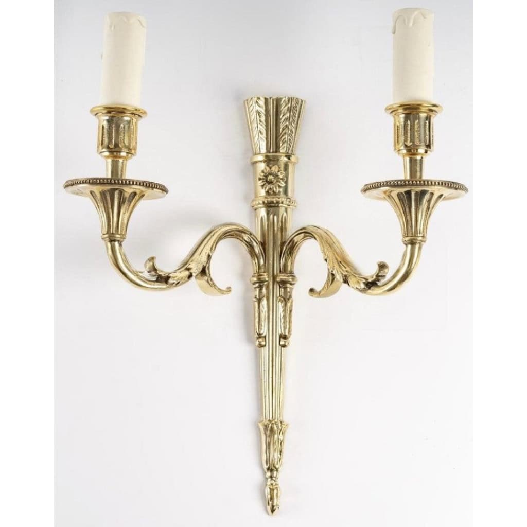 1950 Paire d’appliques néoclassiques en bronze de la maison Lucien Gau 4 1950 Paire d’appliques néoclassiques en bronze de la maison Lucien Gau 4