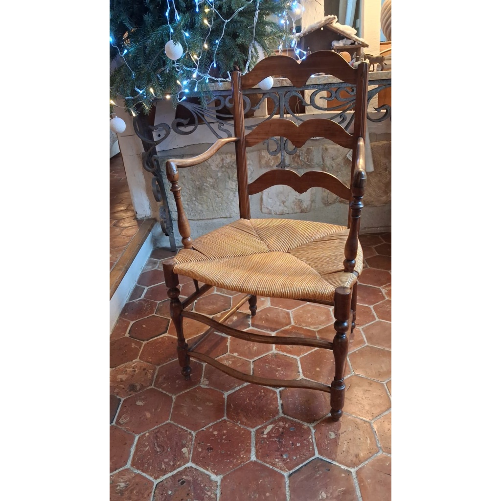 Un fauteuil paillé provençal en merisier. Fin 18ème 4 Un fauteuil paillé provençal en merisier. Fin 18ème 4