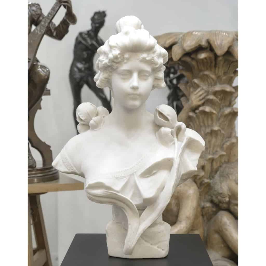 Sculpture – Buste De Jeune Femme Aux Fleurs , Vittorio Pochini (1860-1908) – Marbre 3 Sculpture – Buste De Jeune Femme Aux Fleurs , Vittorio Pochini (1860-1908) – Marbre 3