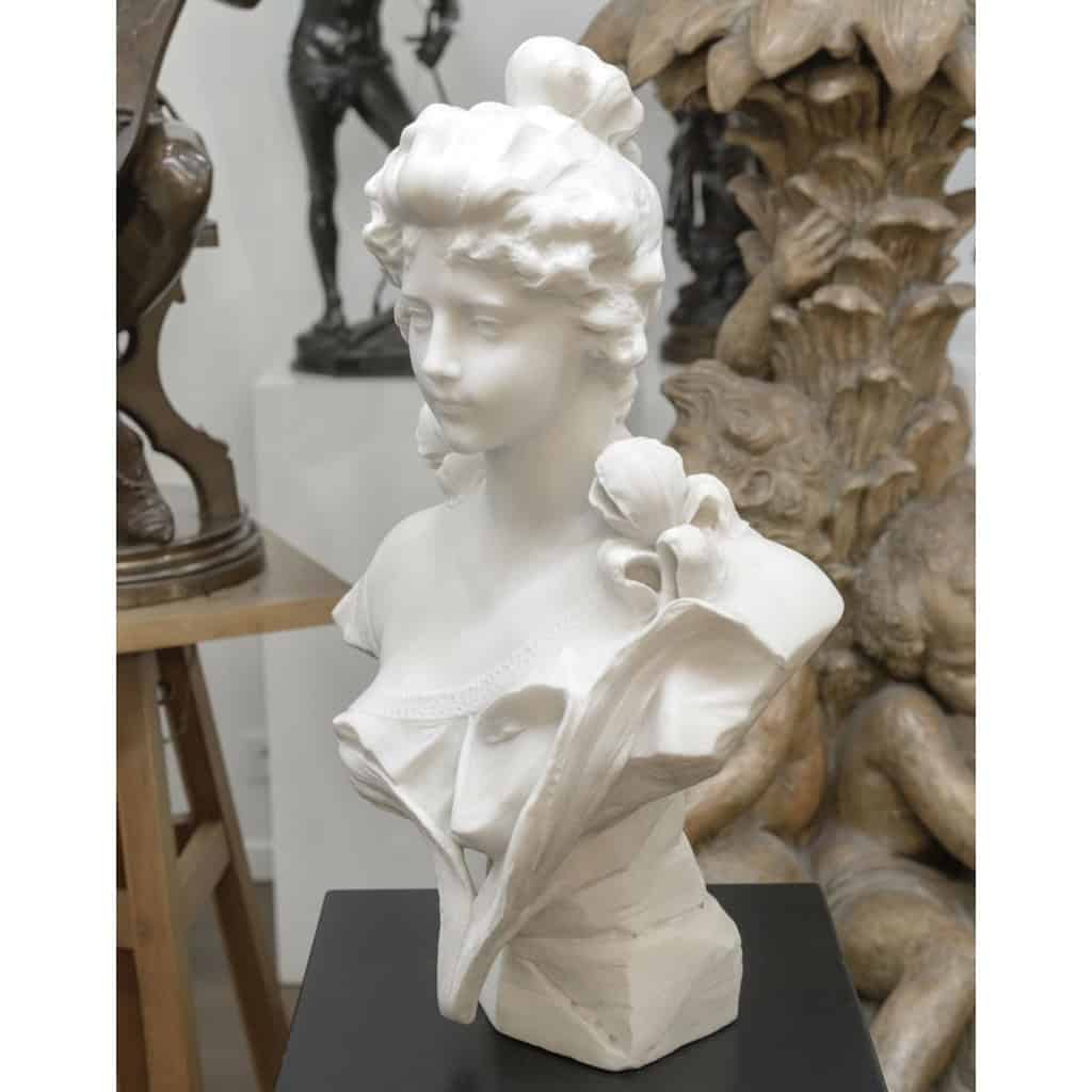 Sculpture – Buste De Jeune Femme Aux Fleurs , Vittorio Pochini (1860-1908) – Marbre 4 Sculpture – Buste De Jeune Femme Aux Fleurs , Vittorio Pochini (1860-1908) – Marbre 4