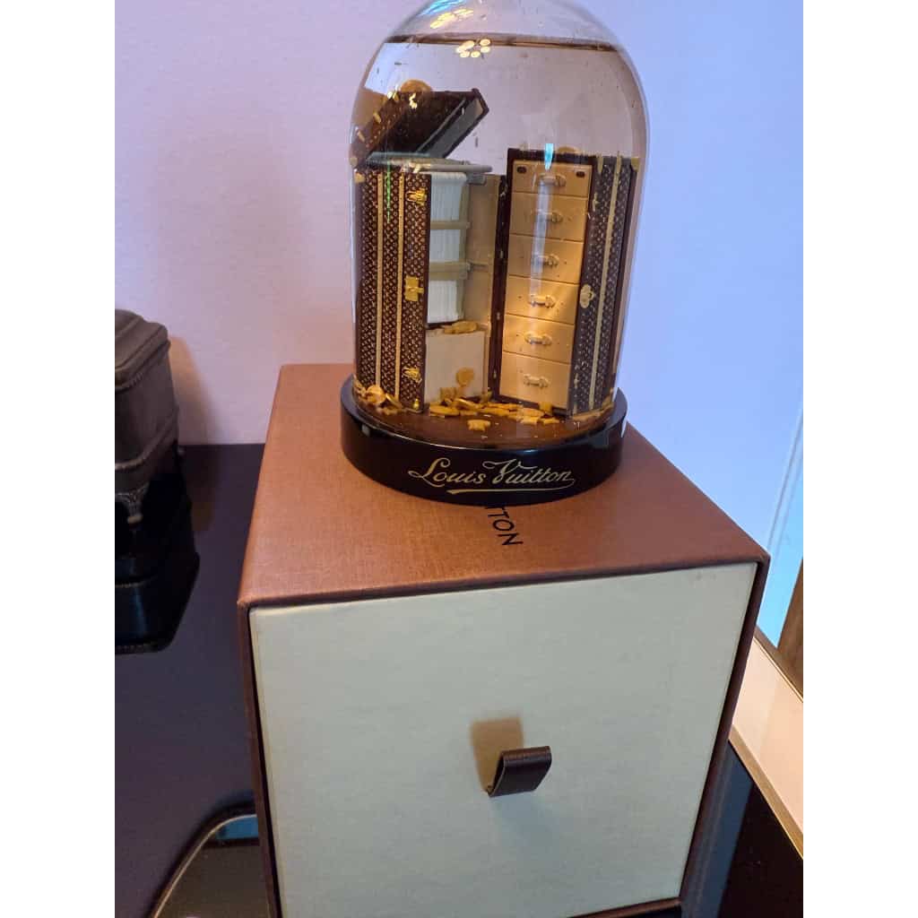 Boule à neige Louis Vuitton malle wardrobe 19 Boule à neige Louis Vuitton malle wardrobe 19