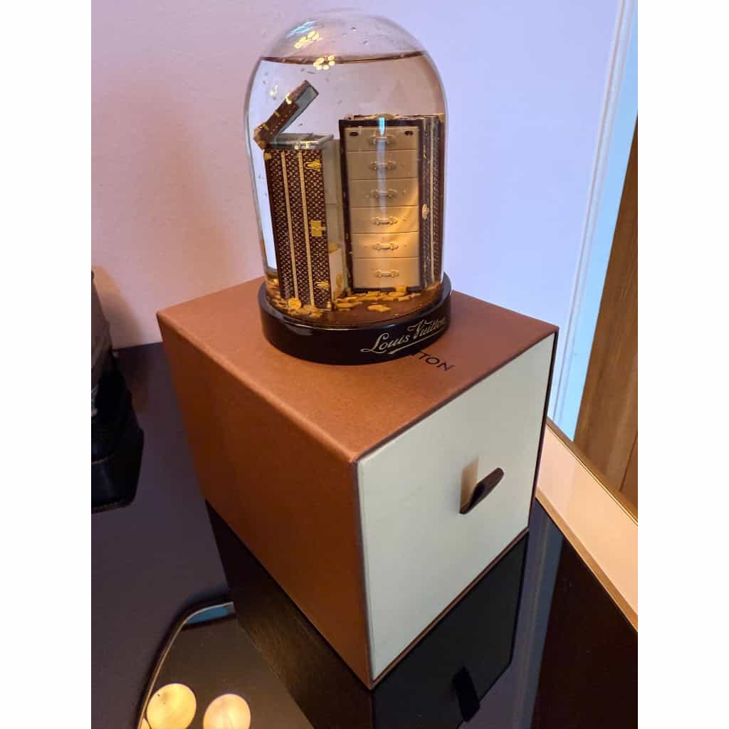 Boule à neige Louis Vuitton malle wardrobe 20 Boule à neige Louis Vuitton malle wardrobe 20