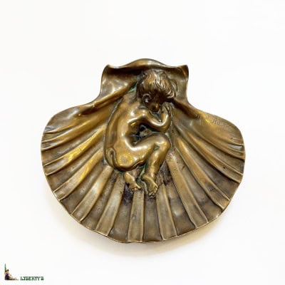Vide-poches bronze doré « Enfant endormi dans une coquille » signé Noël Rabier, larg. 14 cm, (Deb.XXe)