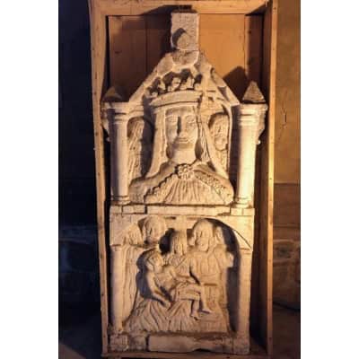 Pierre tombale sculptée, néogothique, représentant le Christ roi et la Pietà, 1894 3