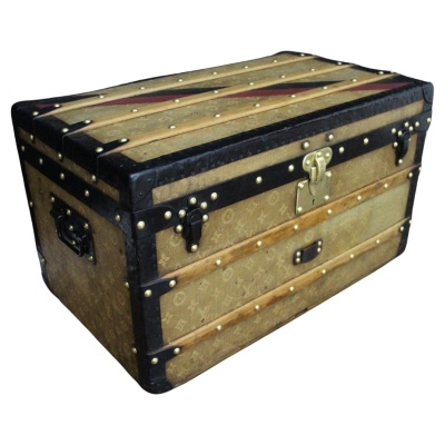 Petite malle Louis Vuitton ancienne 70 cm en toile tissée. Petite malle Louis Vuitton ancienne 70 cm en toile tissée.