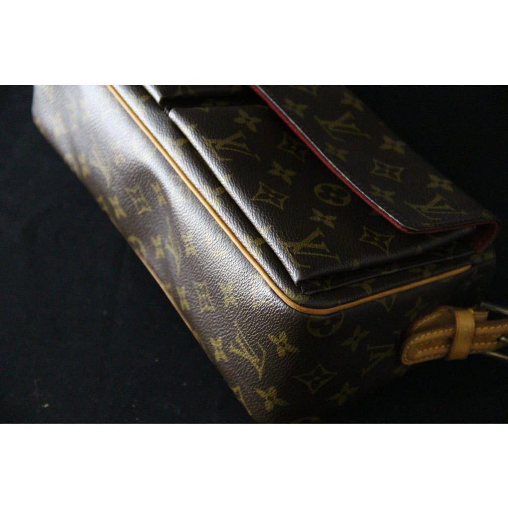 Sac Louis Vuitton Vivacité monogram porté épaule 12