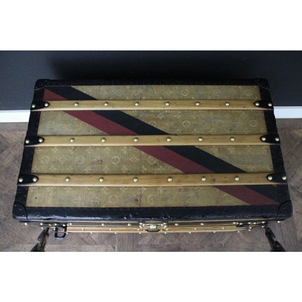 Petite malle Louis Vuitton ancienne 70 cm en toile tissée. 13