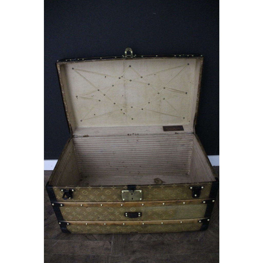 Petite malle Louis Vuitton ancienne 70 cm en toile tissée. 14