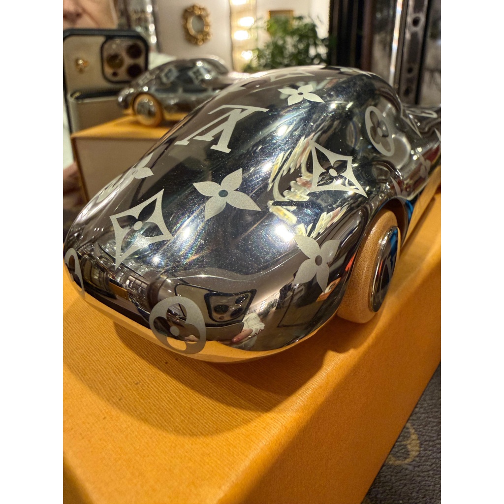 Click to enlarge Presse papier Louis Vuitton en forme de voiture de sport 15 Click to enlarge Presse papier Louis Vuitton en forme de voiture de sport 15