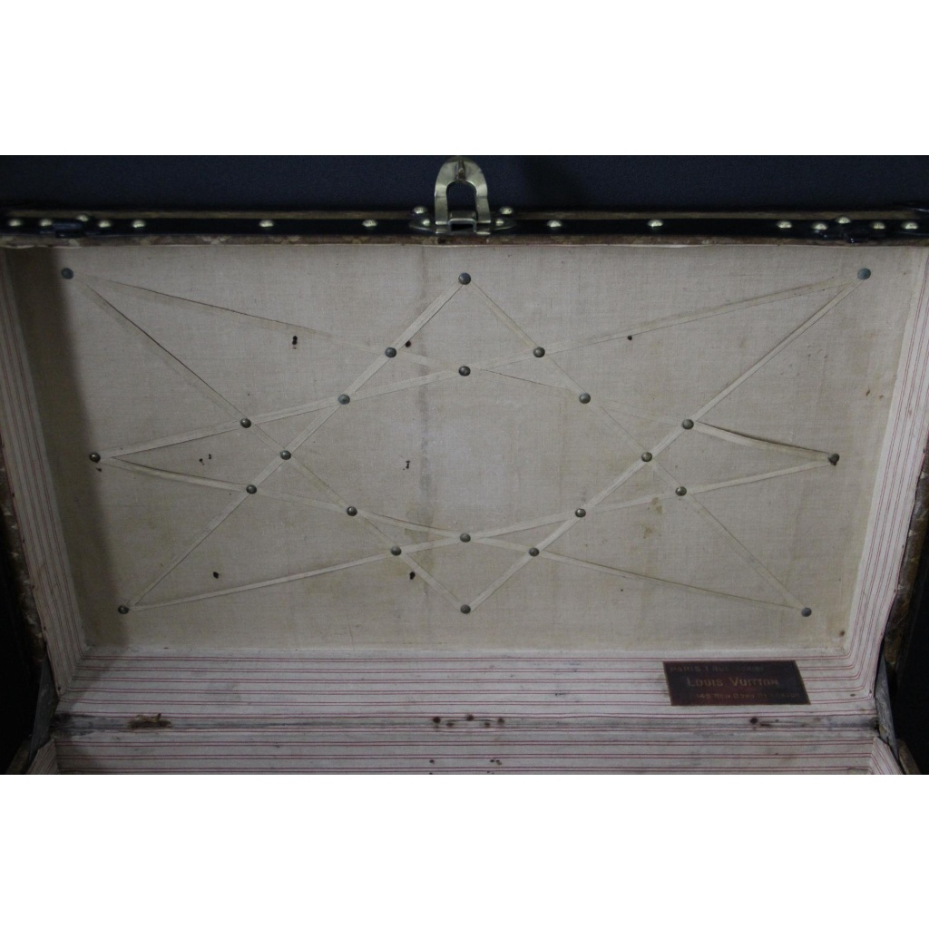 Petite malle Louis Vuitton ancienne 70 cm en toile tissée. 17