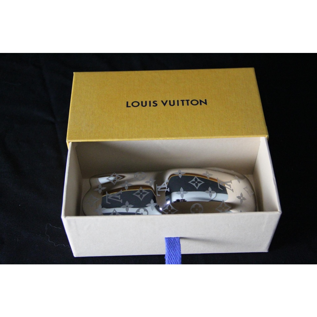 Click to enlarge Presse papier Louis Vuitton en forme de voiture de sport 17 Click to enlarge Presse papier Louis Vuitton en forme de voiture de sport 17