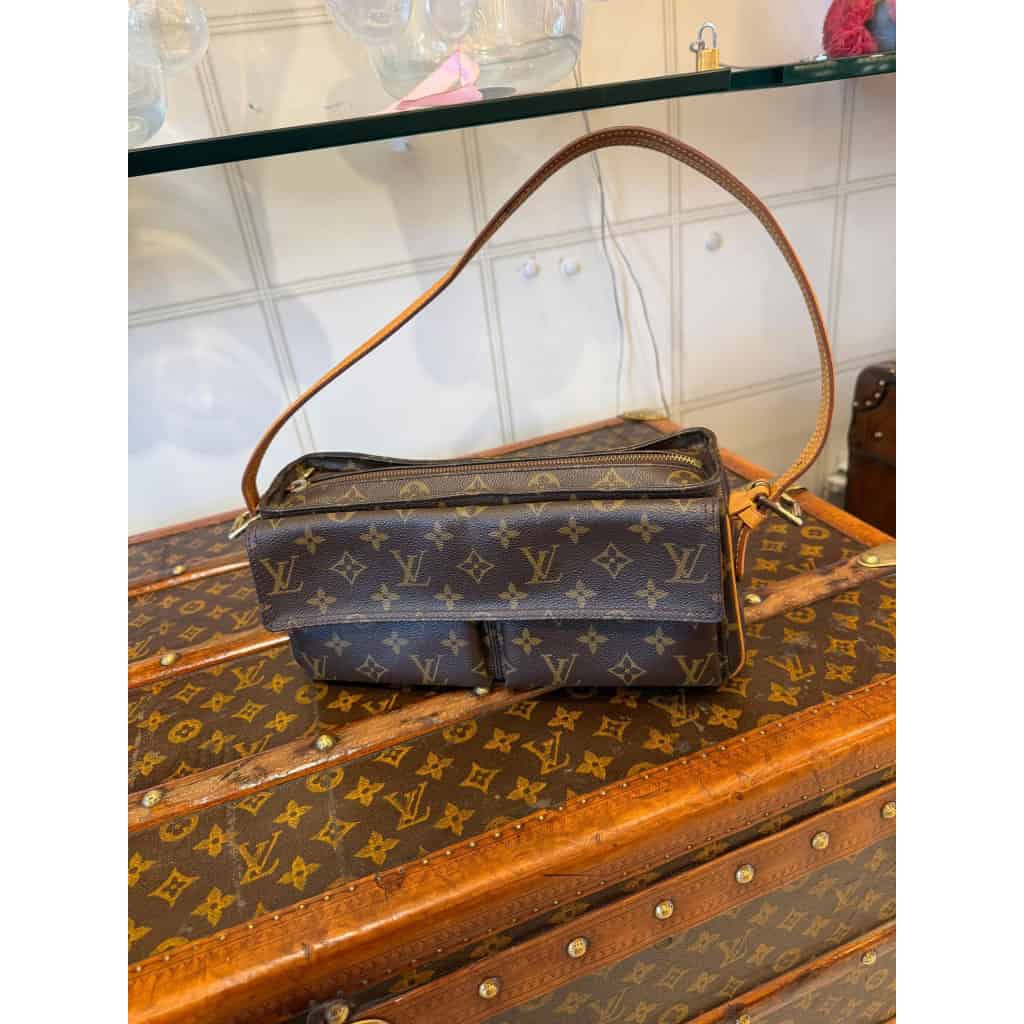 Sac Louis Vuitton Vivacité monogram porté épaule 19