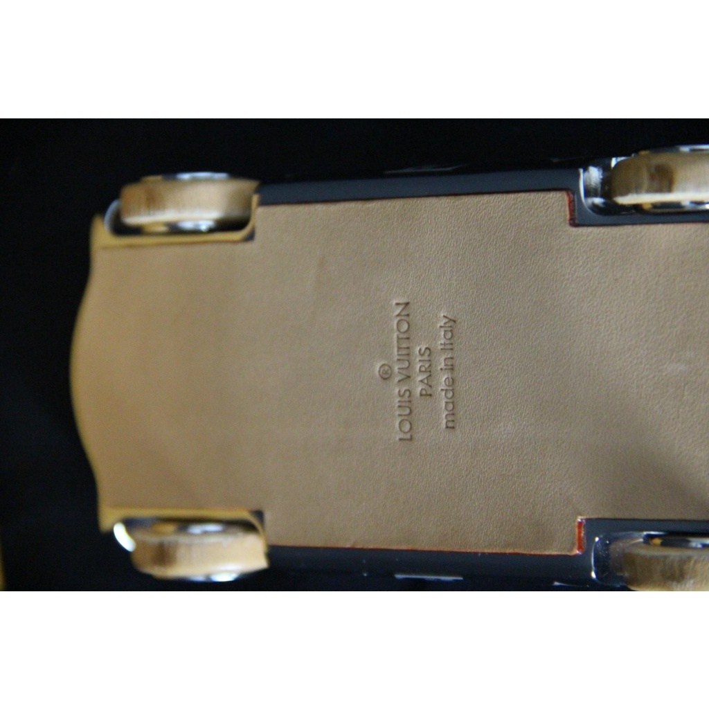 Click to enlarge Presse papier Louis Vuitton en forme de voiture de sport 19 Click to enlarge Presse papier Louis Vuitton en forme de voiture de sport 19