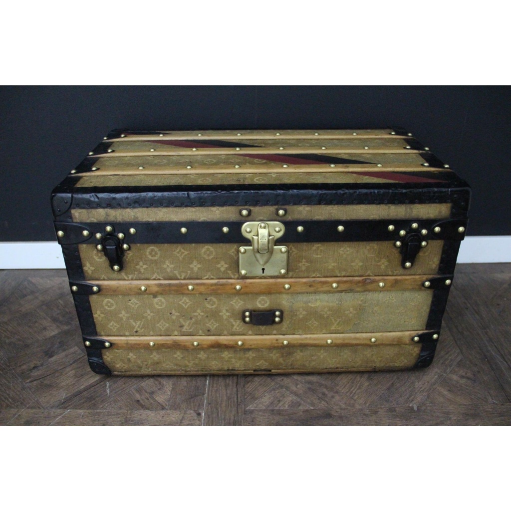 Petite malle Louis Vuitton ancienne 70 cm en toile tissée. 20