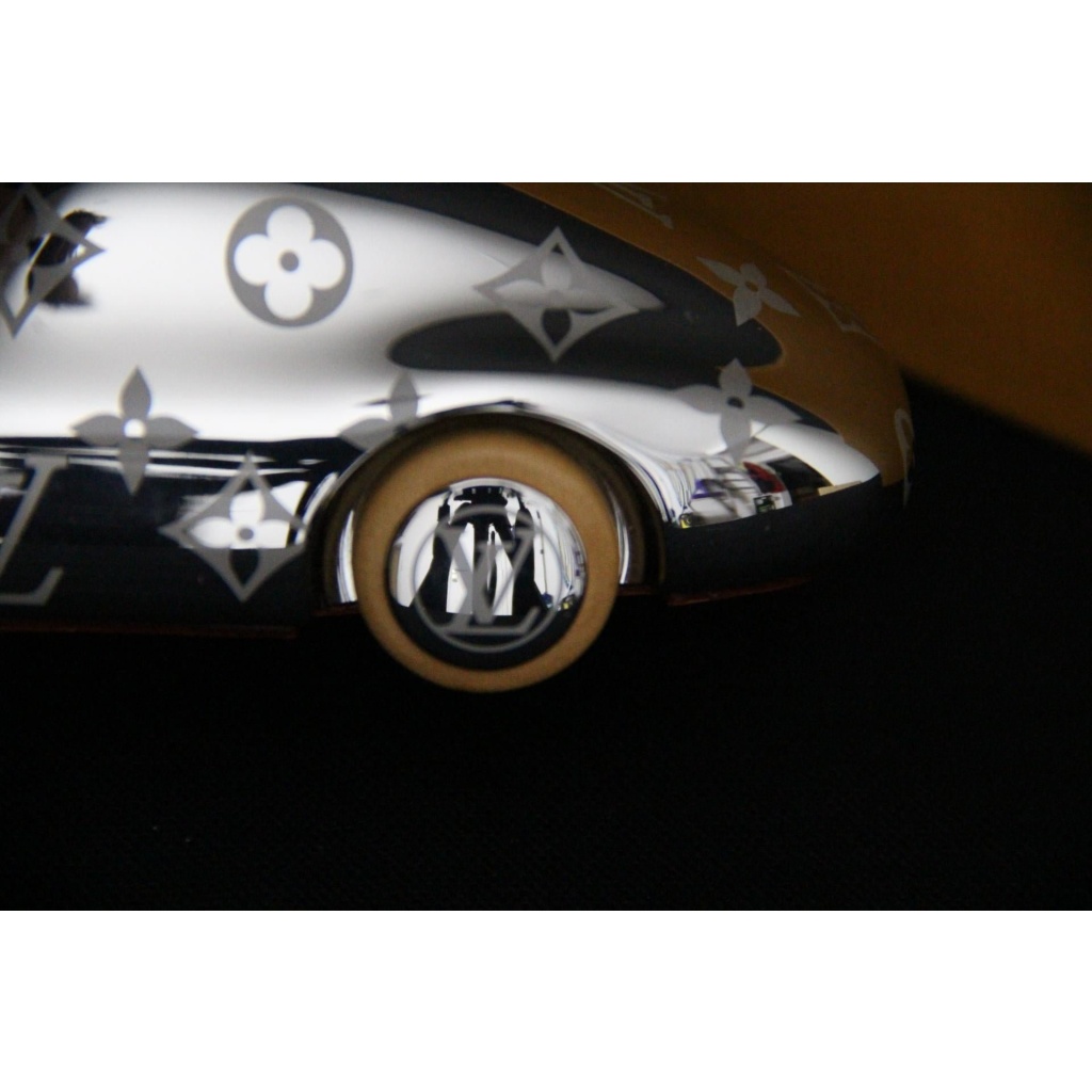 Click to enlarge Presse papier Louis Vuitton en forme de voiture de sport 20 Click to enlarge Presse papier Louis Vuitton en forme de voiture de sport 20