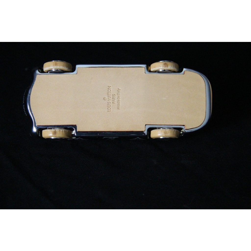 Click to enlarge Presse papier Louis Vuitton en forme de voiture de sport 21 Click to enlarge Presse papier Louis Vuitton en forme de voiture de sport 21