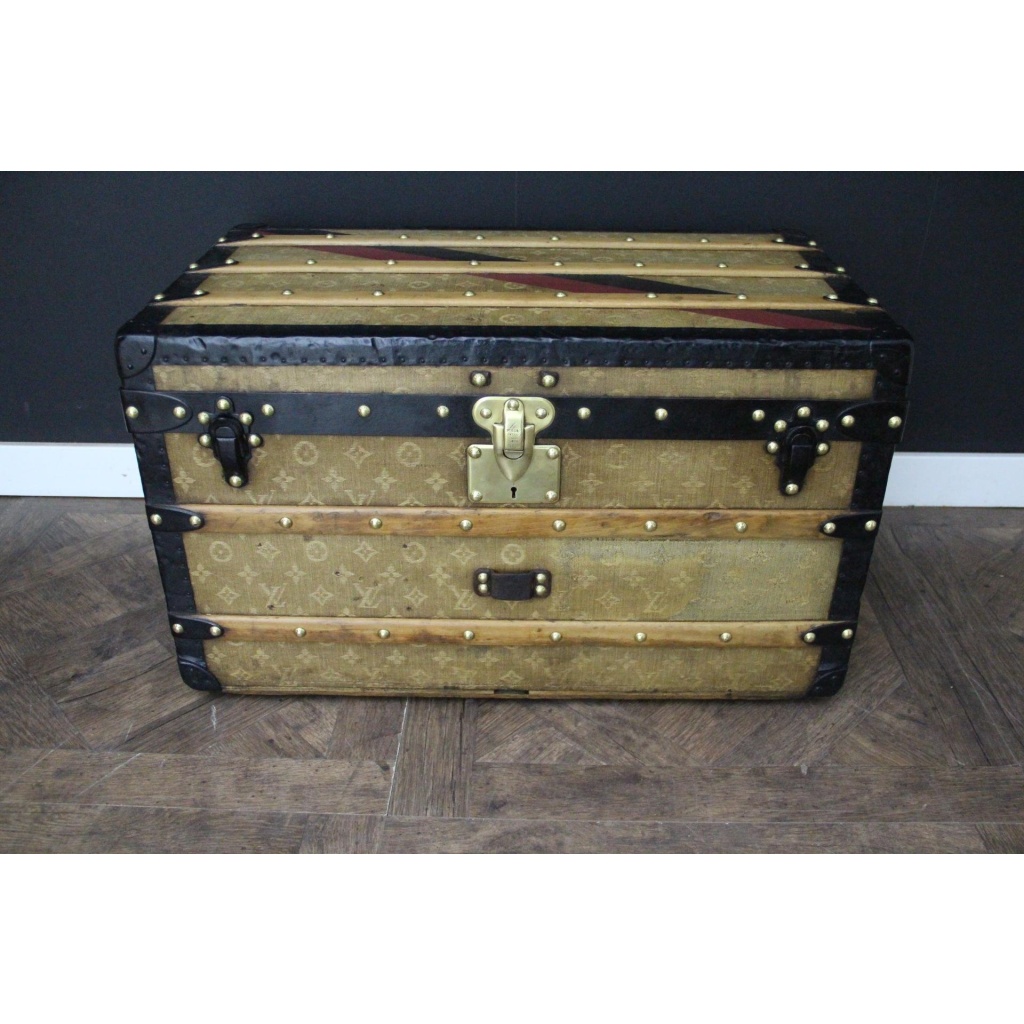 Petite malle Louis Vuitton ancienne 70 cm en toile tissée. 4