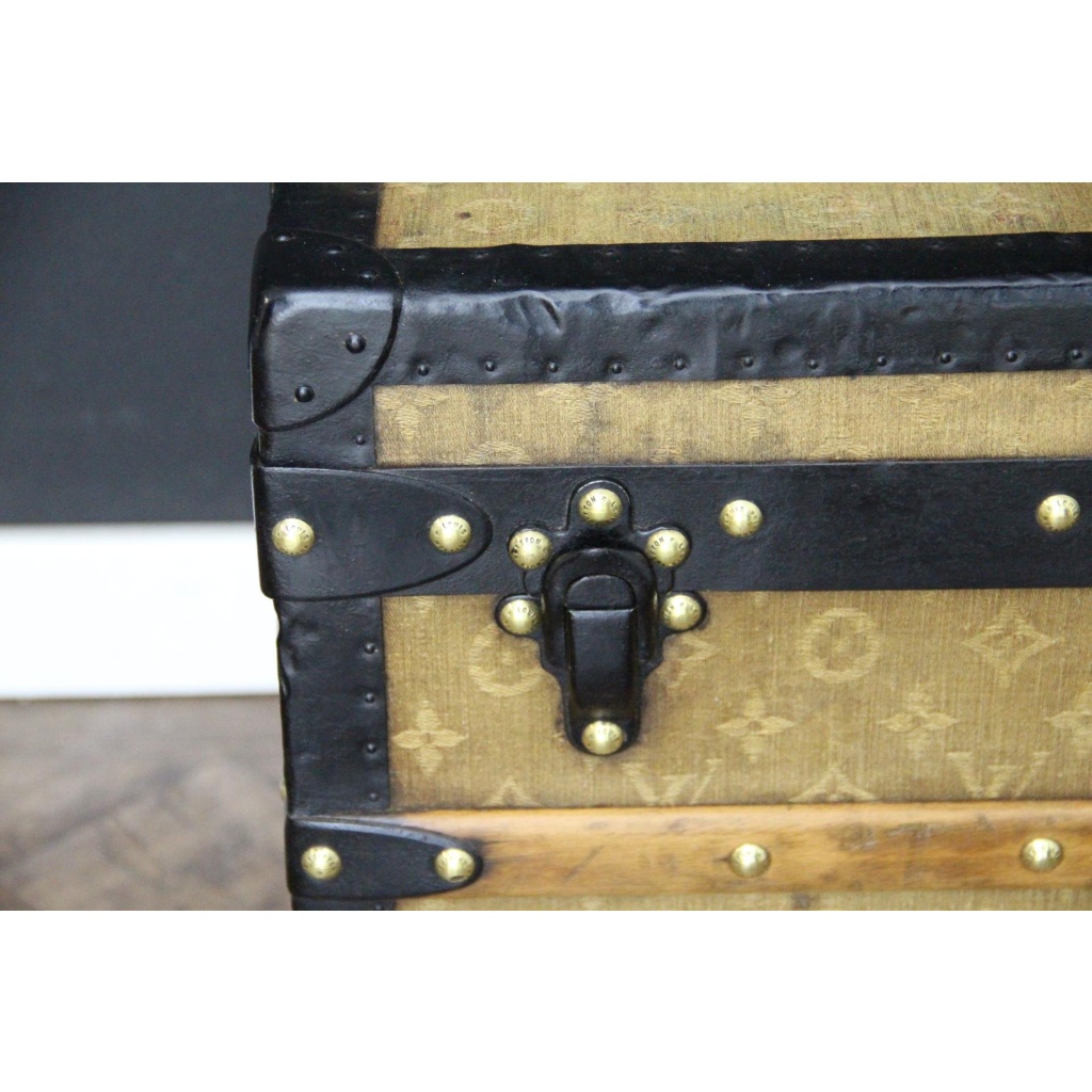 Petite malle Louis Vuitton ancienne 70 cm en toile tissée. 5