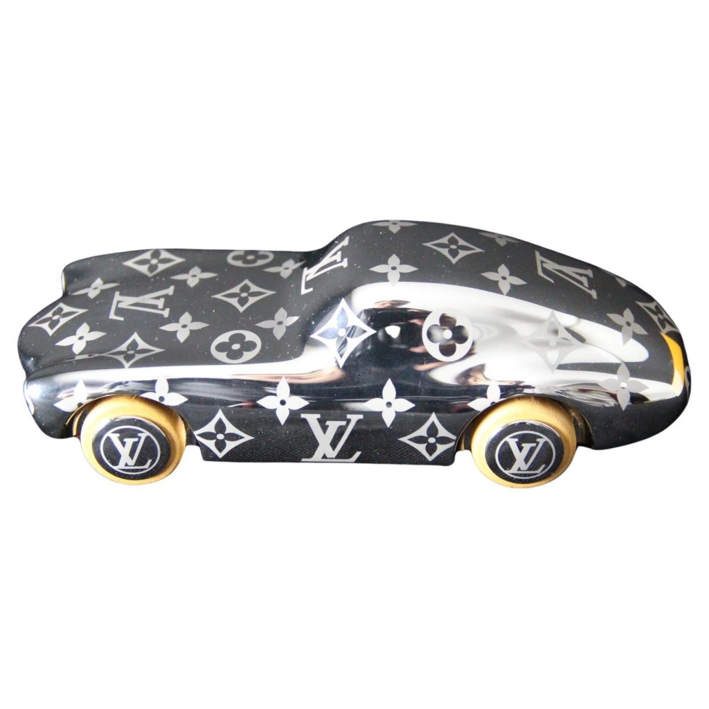 Click to enlarge Presse papier Louis Vuitton en forme de voiture de sport 5 Click to enlarge Presse papier Louis Vuitton en forme de voiture de sport 5