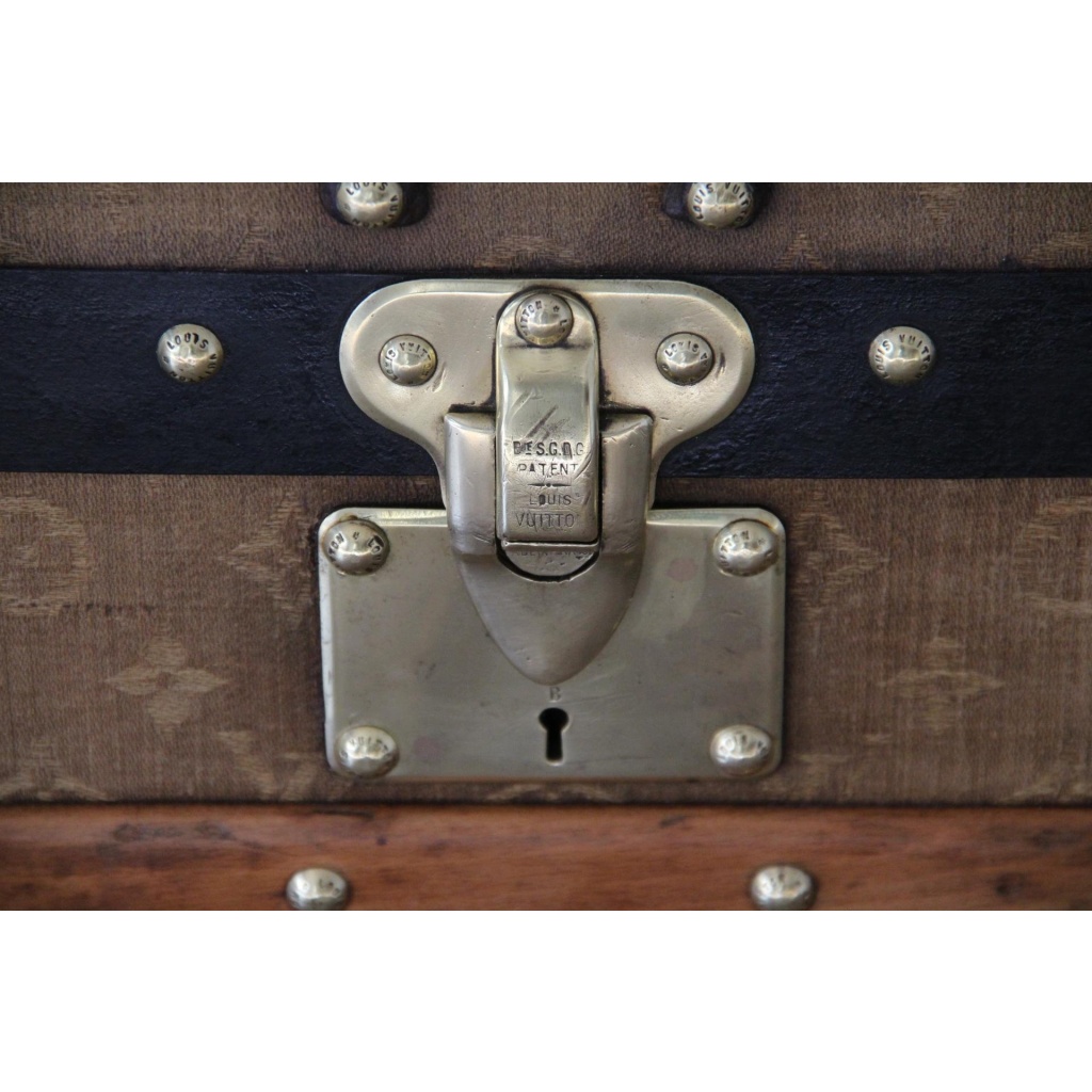 Petite malle Louis Vuitton ancienne 70 cm en toile tissée. 6