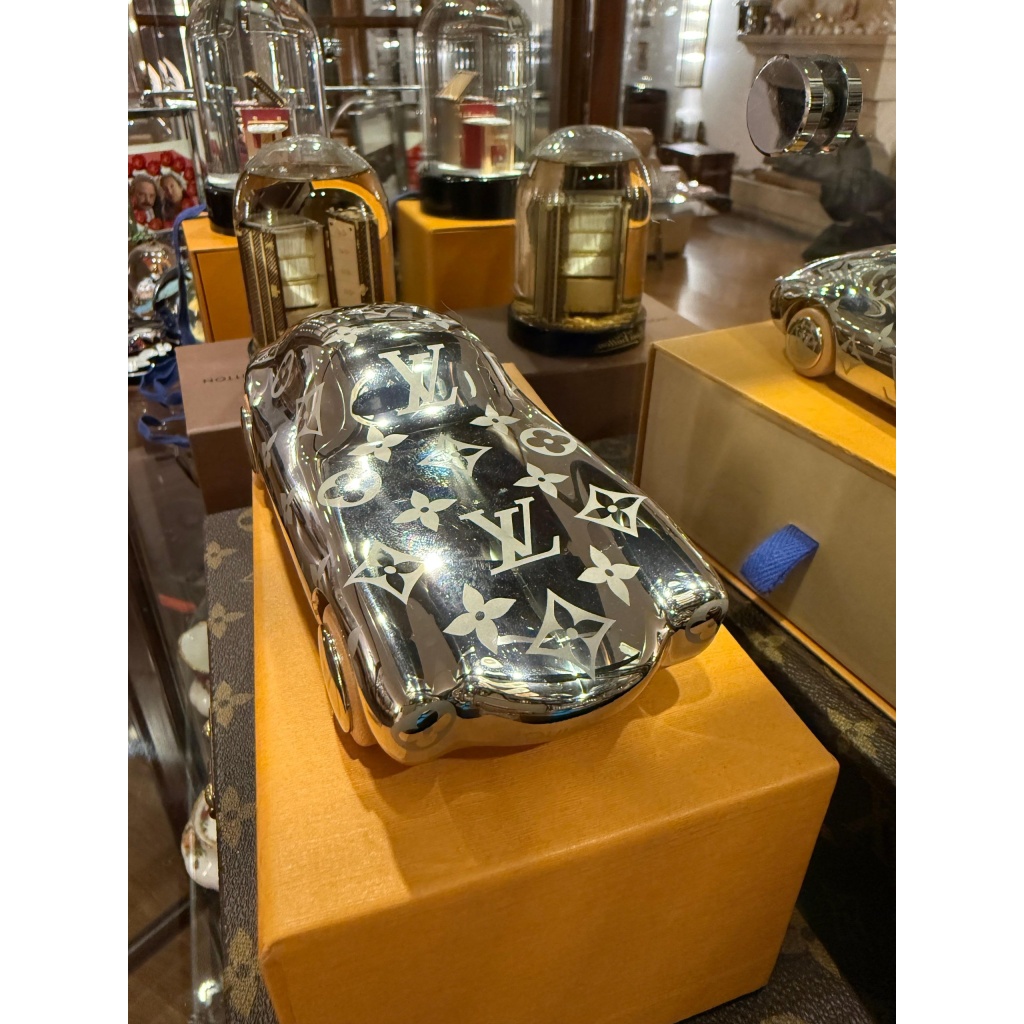 Click to enlarge Presse papier Louis Vuitton en forme de voiture de sport 6 Click to enlarge Presse papier Louis Vuitton en forme de voiture de sport 6