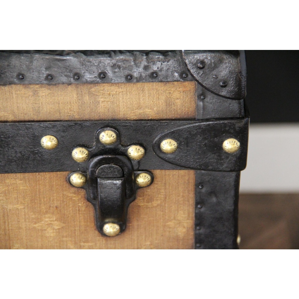 Petite malle Louis Vuitton ancienne 70 cm en toile tissée. 7