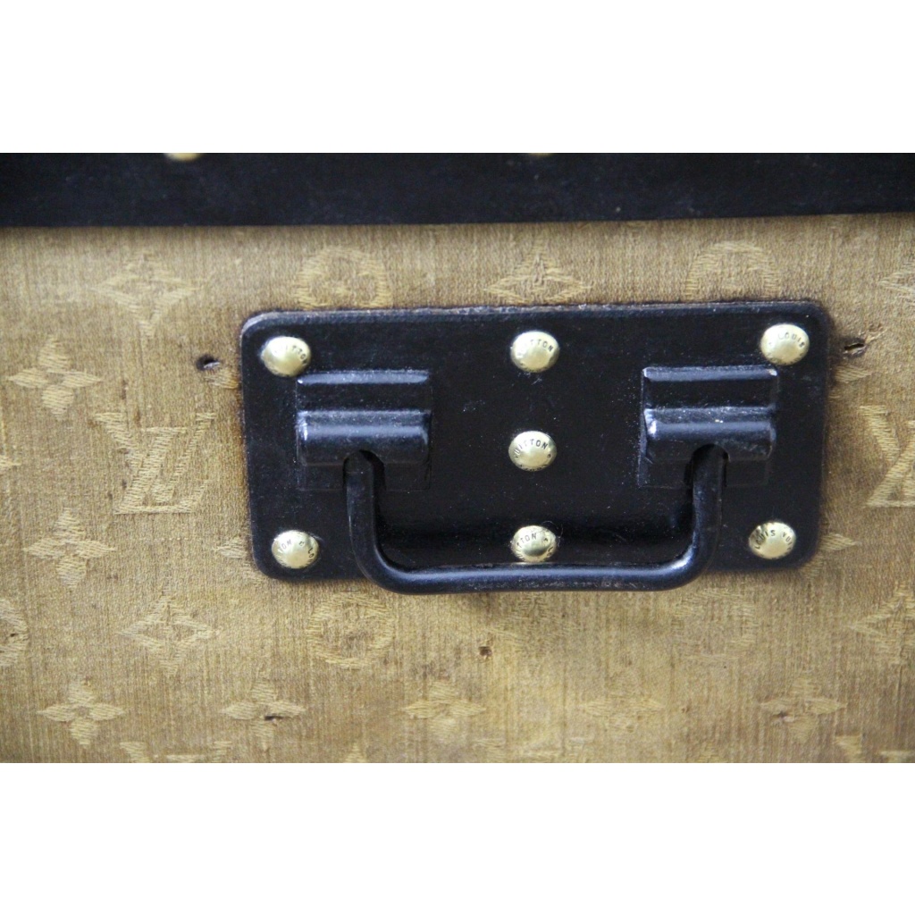 Petite malle Louis Vuitton ancienne 70 cm en toile tissée. 9