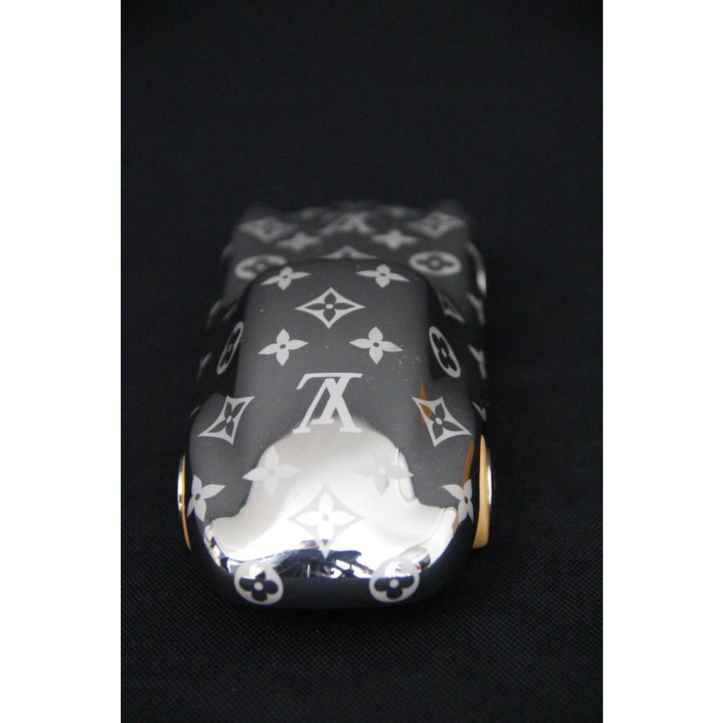 Click to enlarge Presse papier Louis Vuitton en forme de voiture de sport 9 Click to enlarge Presse papier Louis Vuitton en forme de voiture de sport 9
