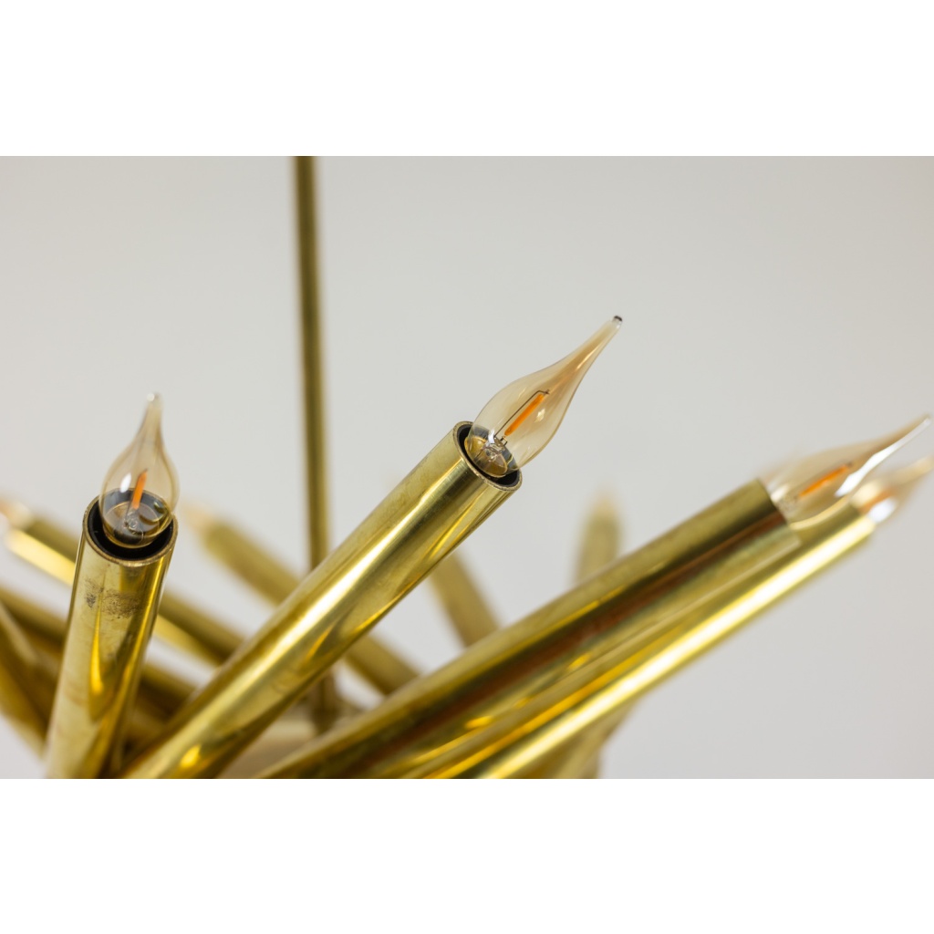 Paire de lustres à 24 lumières en laiton patiné. Années 1980. 5