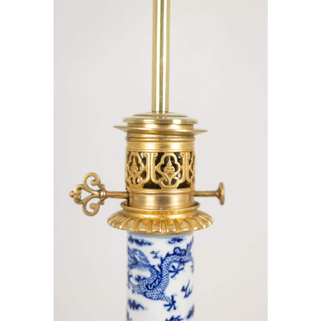 Paire de lampes en porcelaine décor dragon, bronze doré. Circa 1880 6