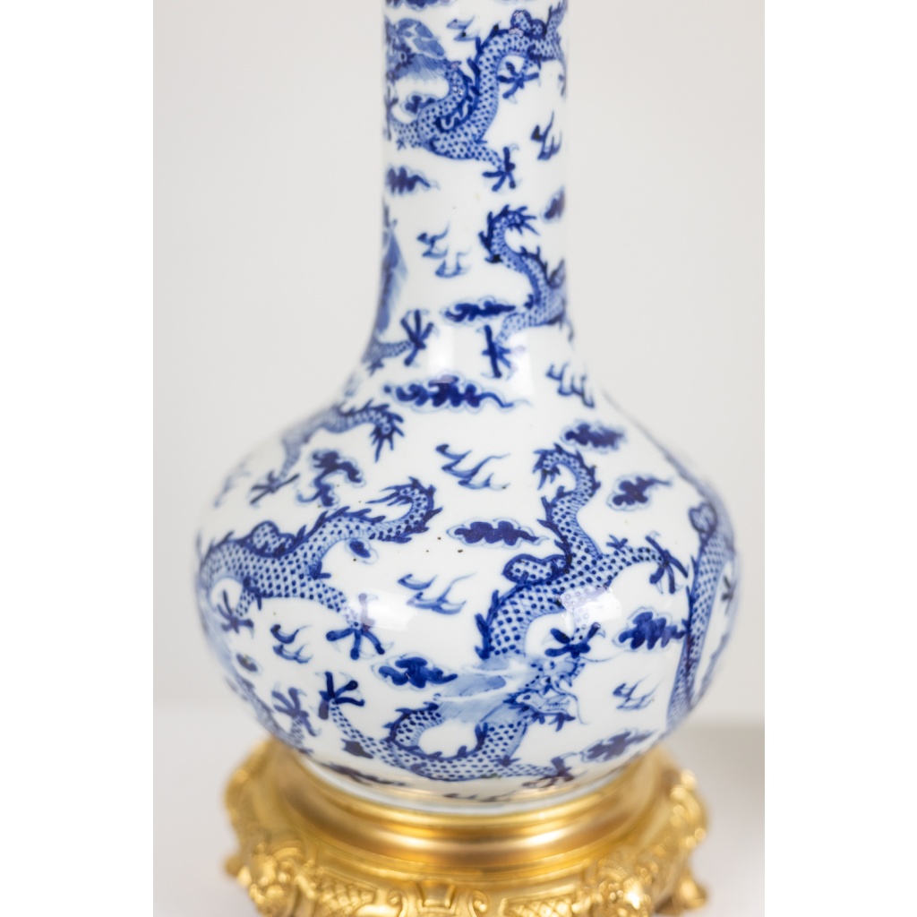 Paire de lampes en porcelaine décor dragon, bronze doré. Circa 1880 8