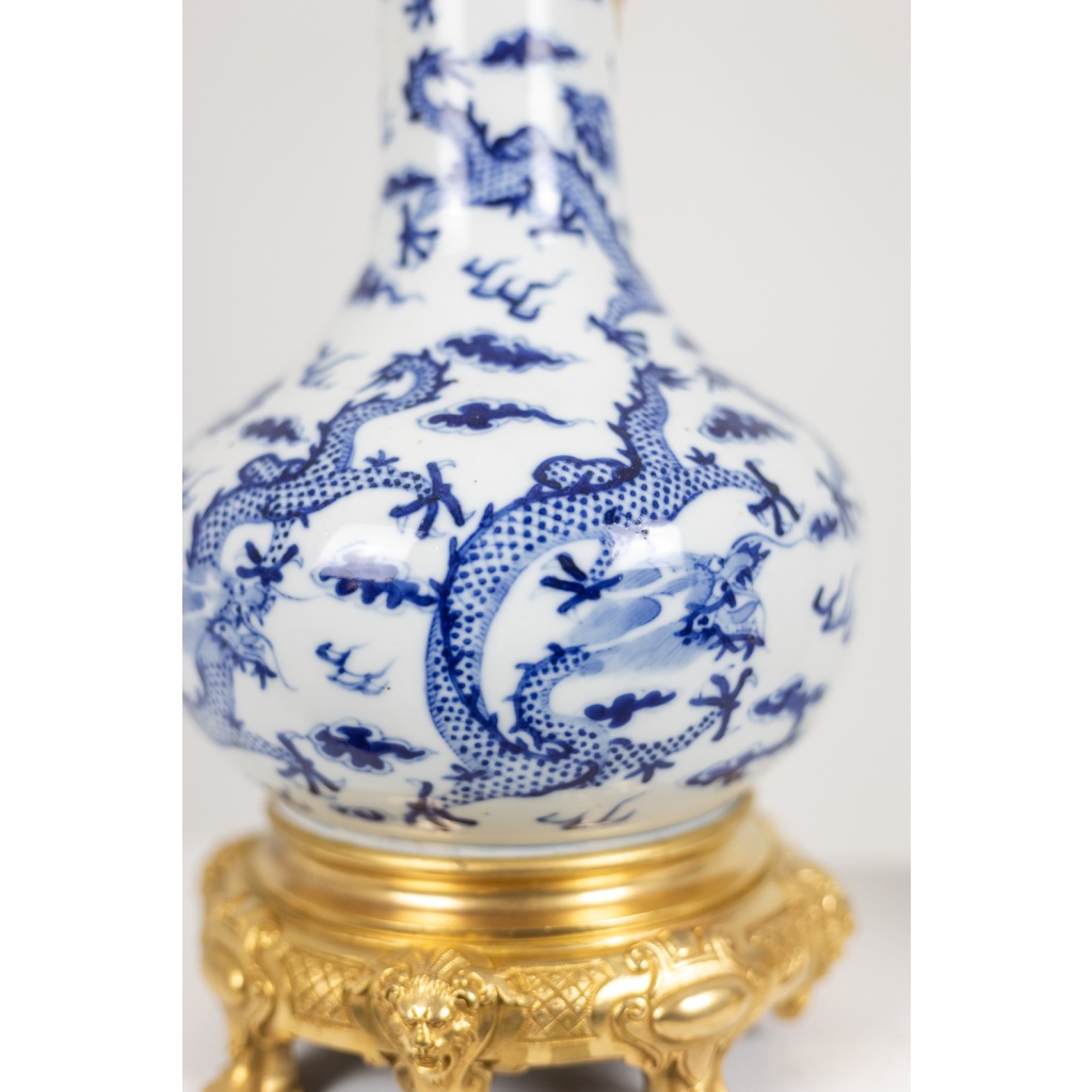 Paire de lampes en porcelaine décor dragon, bronze doré. Circa 1880 9