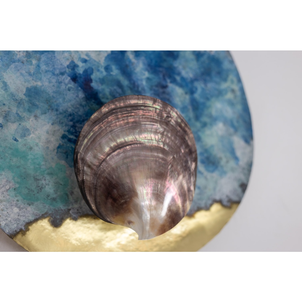 Paire d’appliques modèle « nacre noir ». Travail contemporain. 10