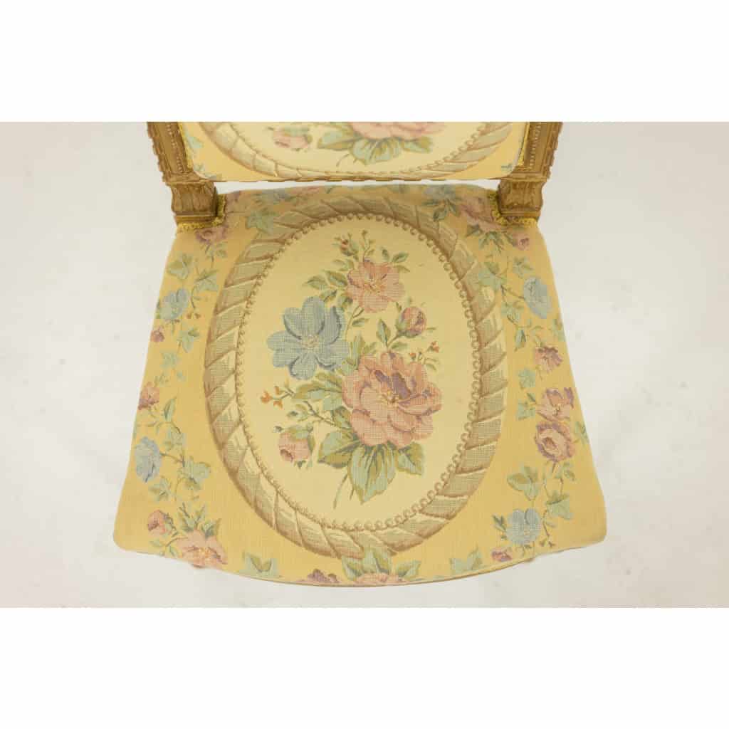 Paire de chaises en bois doré et tapisserie. Epoque Louis XVI 10