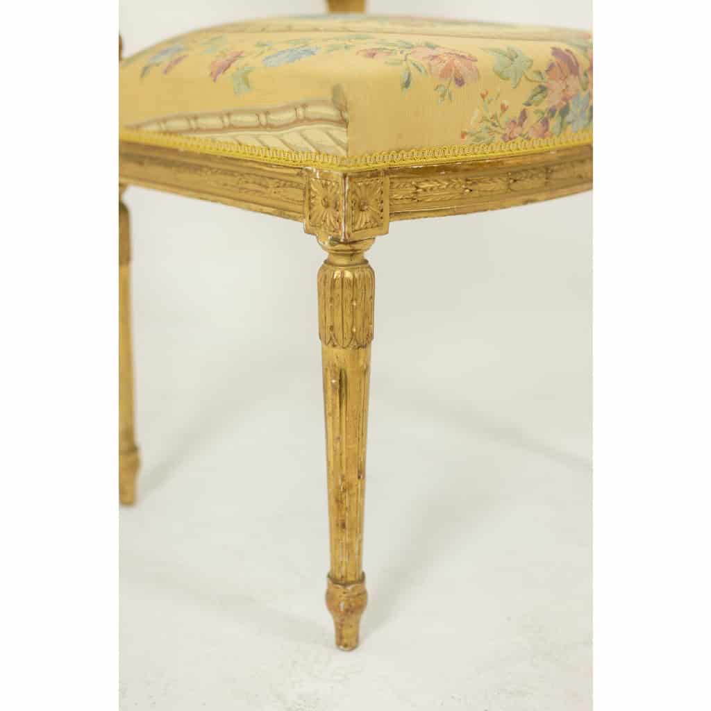 Paire de chaises en bois doré et tapisserie. Epoque Louis XVI 13