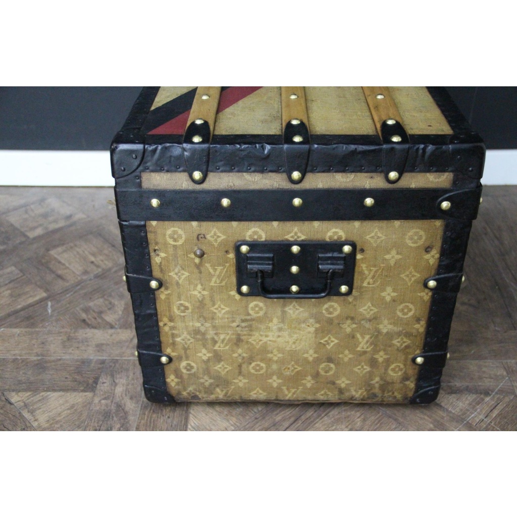 Petite malle Louis Vuitton ancienne 70 cm en toile tissée. 11