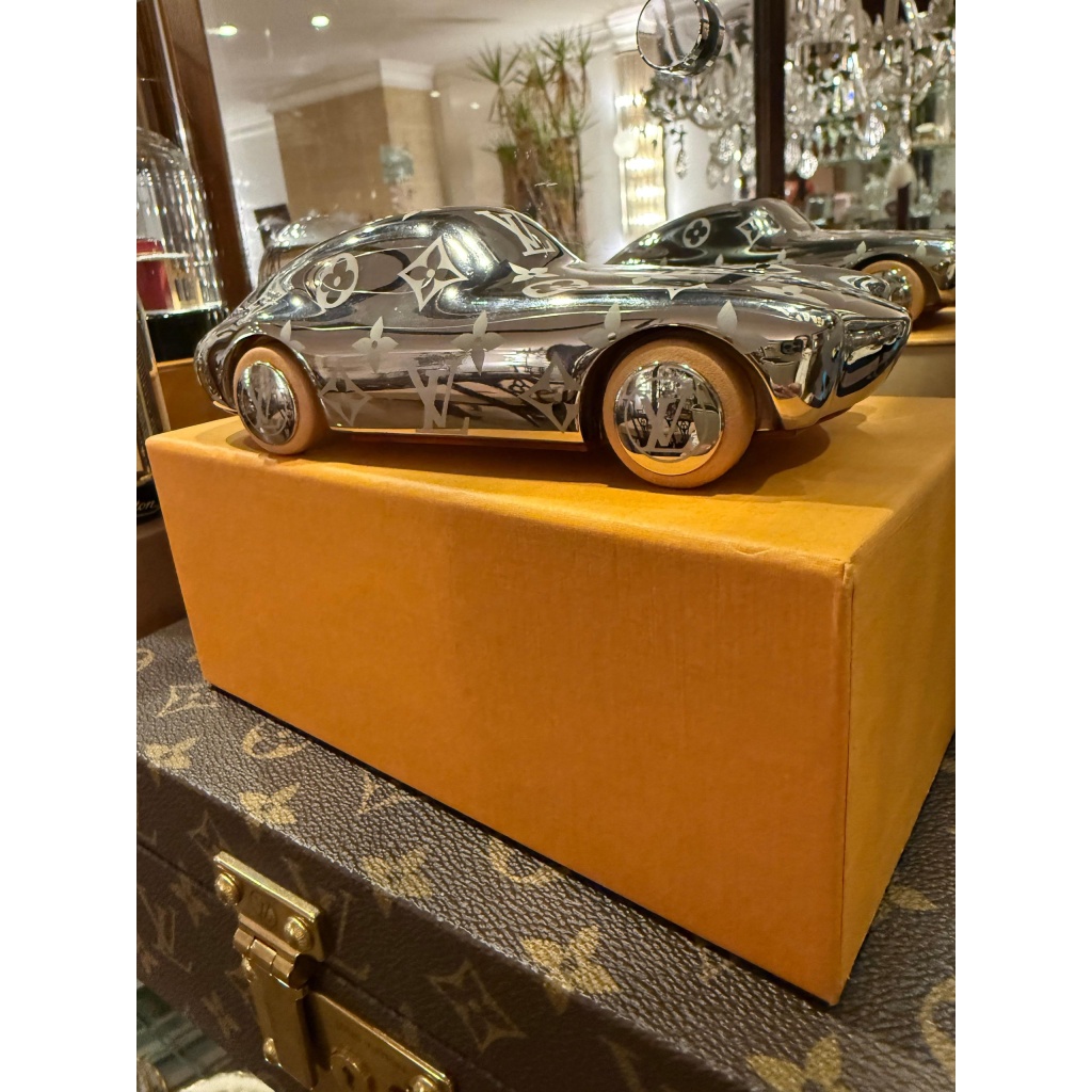Click to enlarge Presse papier Louis Vuitton en forme de voiture de sport 11 Click to enlarge Presse papier Louis Vuitton en forme de voiture de sport 11