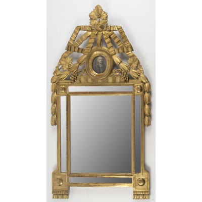 Miroir à parecloses d’époque Louis XVI (1774 – 1793), XVIIIe siècle. Miroir à parecloses d’époque Louis XVI (1774 – 1793), XVIIIe siècle.