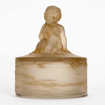 1919 René Lalique – Boîte Amour Assis Verre Blanc Patiné Sépia 1919 René Lalique – Boîte Amour Assis Verre Blanc Patiné Sépia